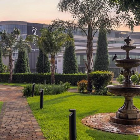 Radisson Hotel And Convention Centre Or Tambo Airport Johannesburg Exterior photo