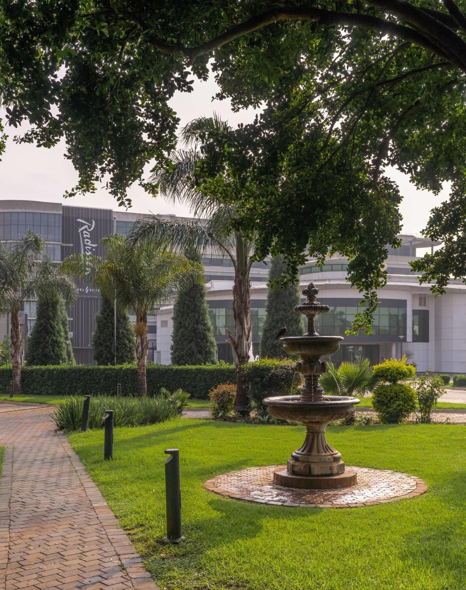 Radisson Hotel And Convention Centre Or Tambo Airport Johannesburg Exterior photo